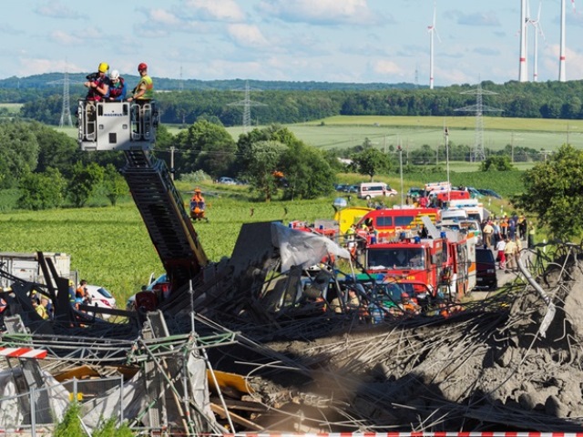 В Германии обрушился недостроенный мост, есть погибшие